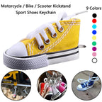 Mini sneaker decorativa per cavalletto e portachiavi – sul cavalletto laterale