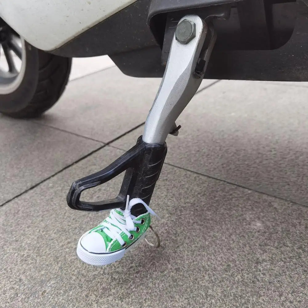 Mini tênis decorativo para descanso lateral e chaveiro – Vista de detalhe